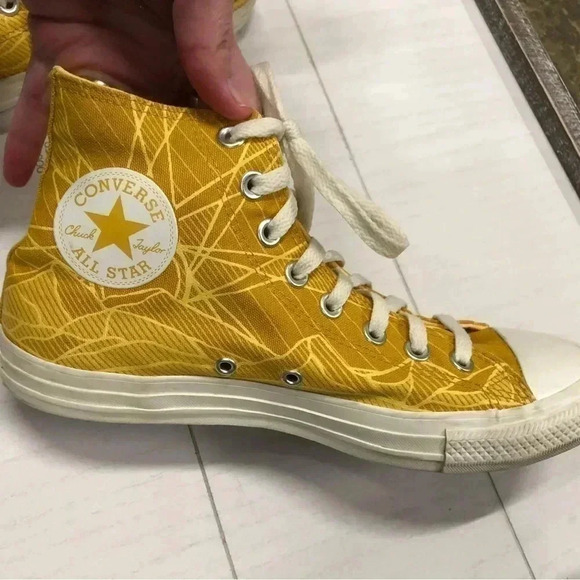 Converse Summer Daze Hi Top ** Hard to Find** Yellow EUC Unisex Men’s 7 Women 9 - Picture 1 of 16